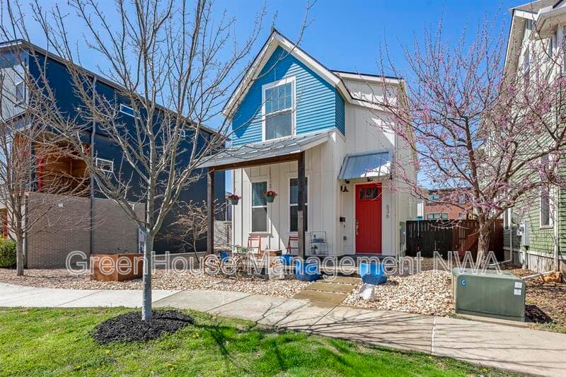 Bentonville House: 636 SW B ST