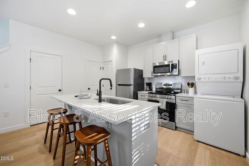 Raleigh House: 2813-103 Wilcox Place