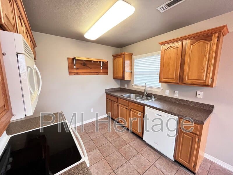 Springdale House: 683 Golden Meadow Ave