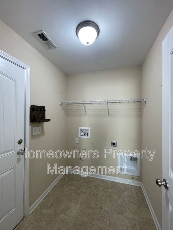 Raeford House: 152 Ladden Ln