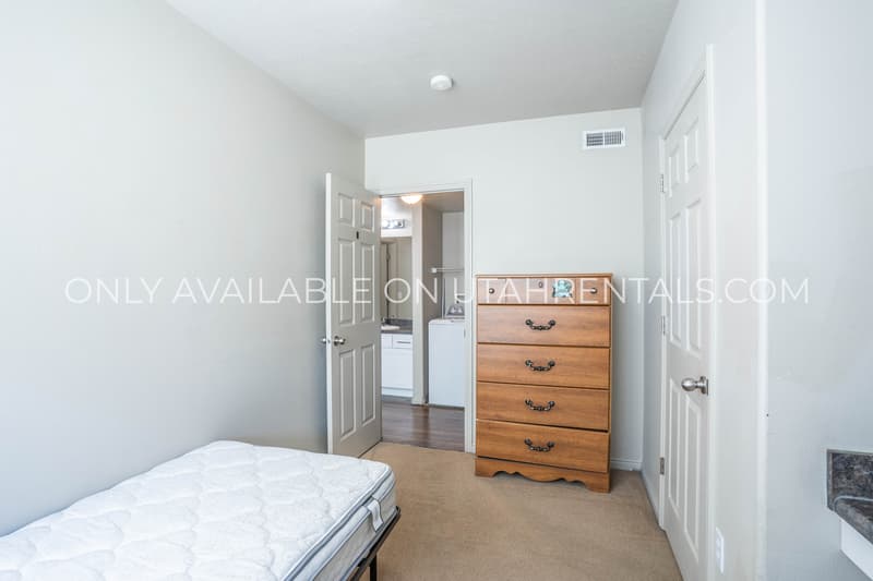 Provo House: 884 E 700 N