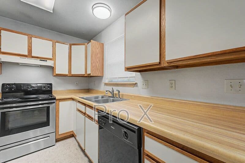 Fayetteville House: 1366 E Sequoyah Ct