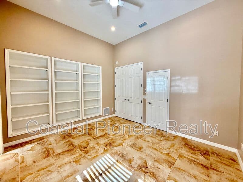Largo House: 10334 Longwood Dr