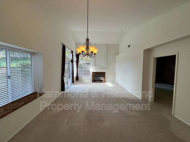 Simi Valley House: 634 Twin Peaks Ave.