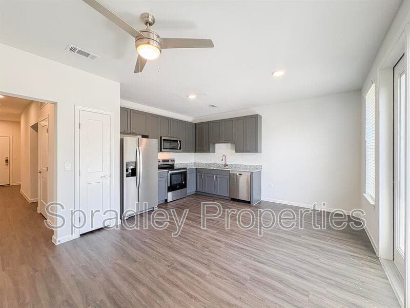Belton Condo: 710 Shine St, Apt 1302