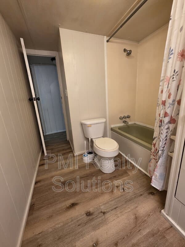 Porter House: 300 NW Elberta St