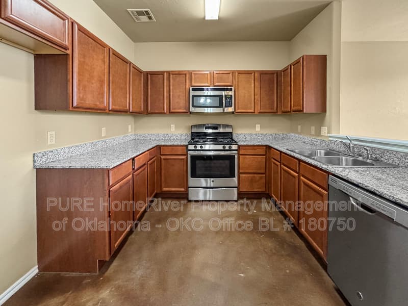 Edmond Condo: 100 Ashley Dr