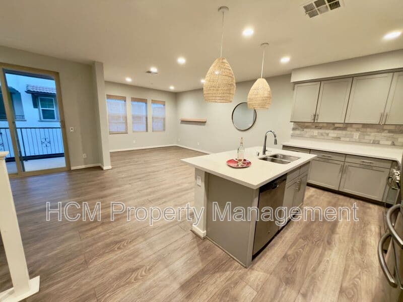 Lake Forest House: 303 Limestone