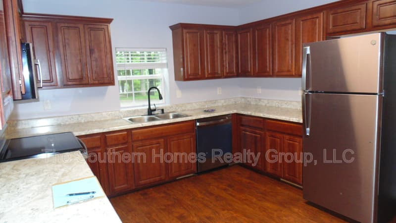 Athens House: 605 Guille Street