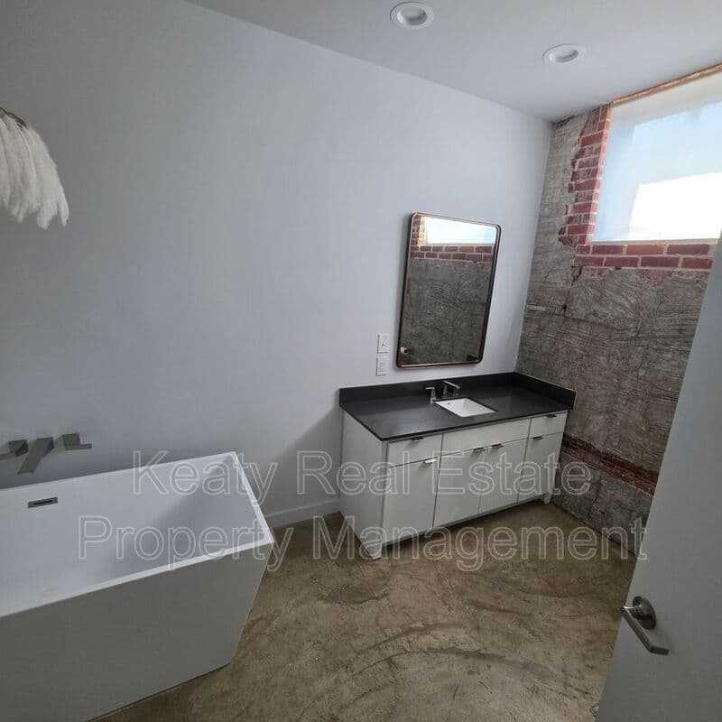 Lafayette House: 136 E Cypress St