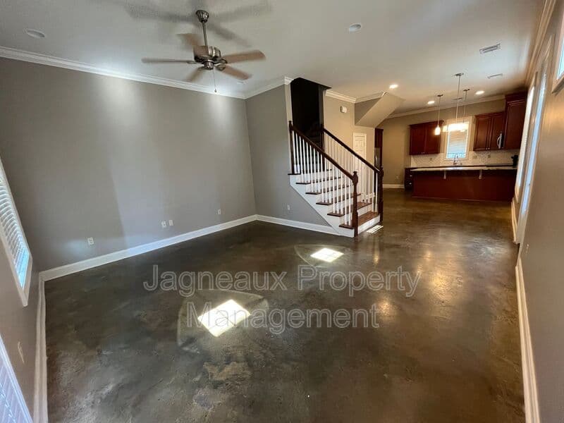 Lafayette House: 114 Hargrave Dr
