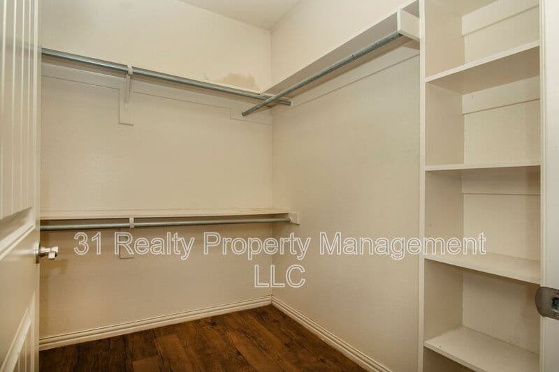 Denison House: 700 E Bullock St
