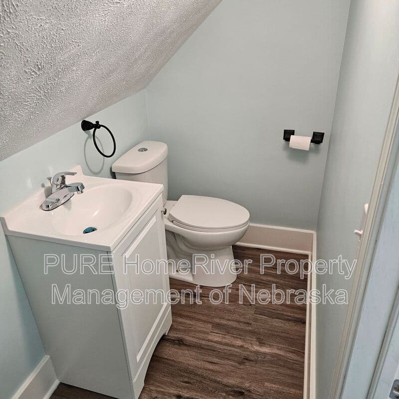 Omaha House: 3901 Curtis Ave