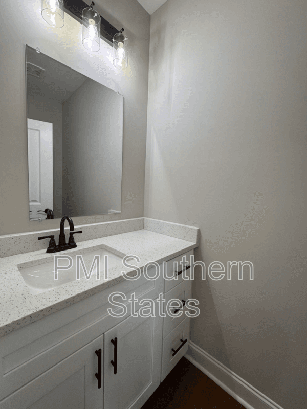 Greenville House: 711 Rockcliff St