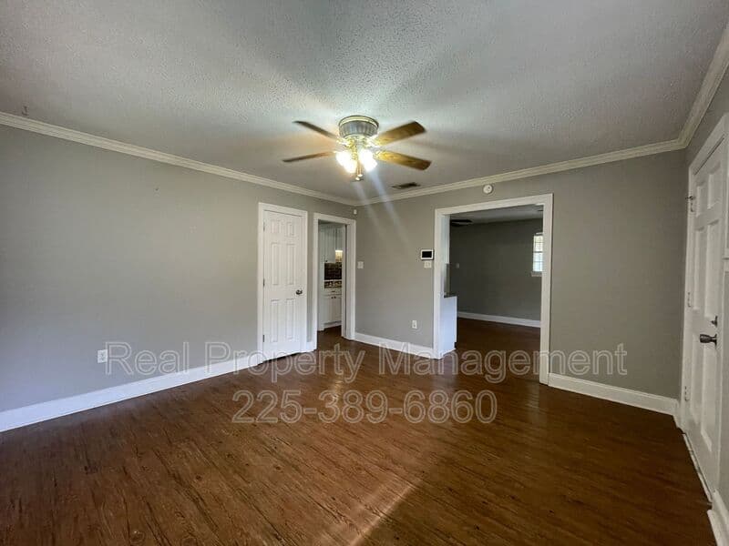 Baton Rouge House: 275 W Chalfont Dr.
