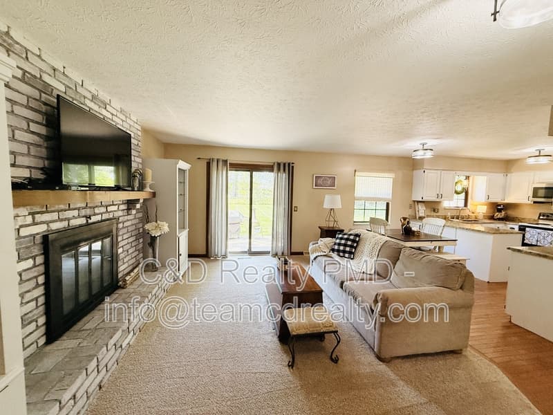 Olmsted TWP House: 8462 Glenbrook Dr, Olmsted TWP OH, 44138