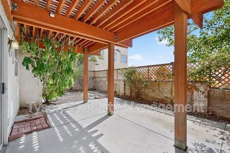 Albuquerque House: 10008 Del Chaparral Ct NE