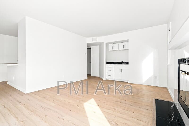 Seattle Condo: 9800 Roosevelt Way NE