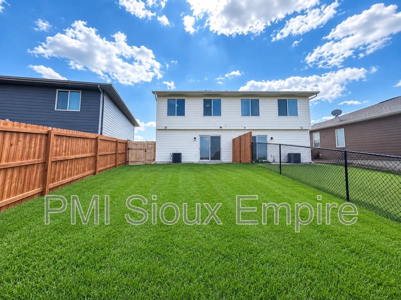 Sioux Falls Townhome: 9600 W Broek Dr