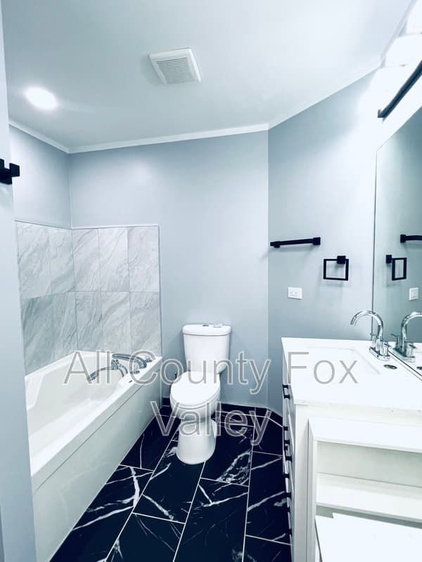 Algonquin Townhome: 300 Emerald Lane