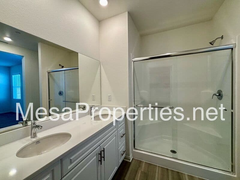 Victorville House: 10638 Sea Venture Way