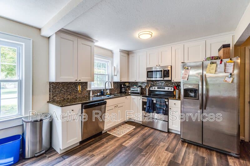 Norfolk House: 6040 Airway Lane