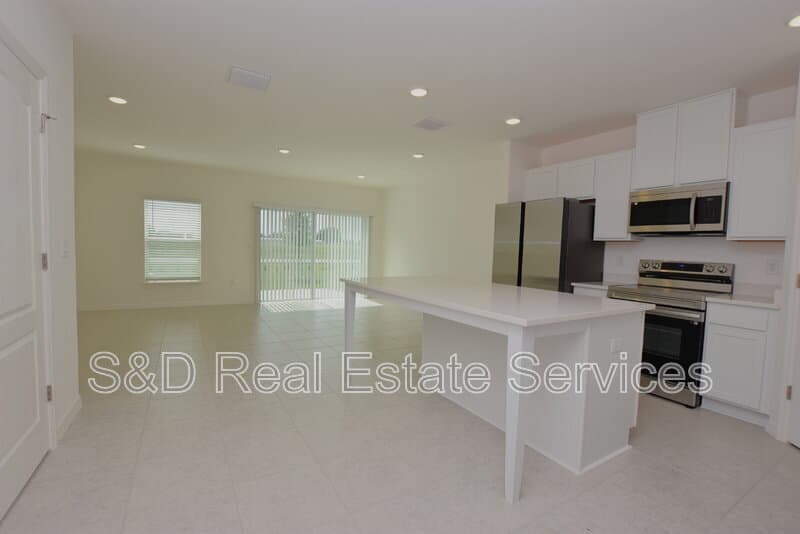 Lakeland House: 3913 Academia Ave.