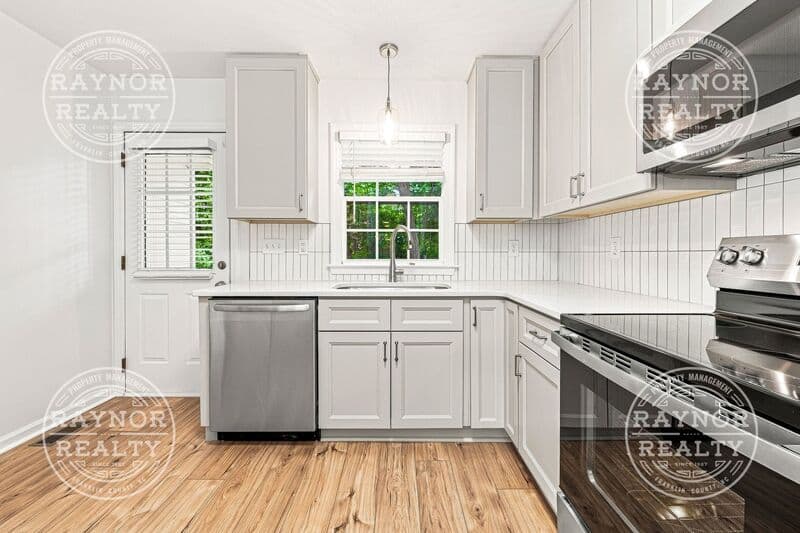 Durham House: 2102 West Knox St