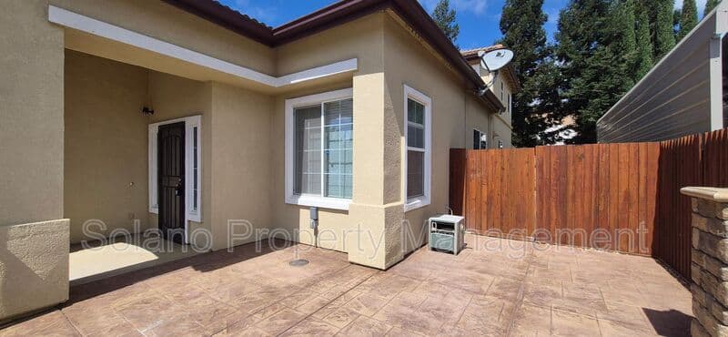 Dixon House: 2080 Mariposa Drive
