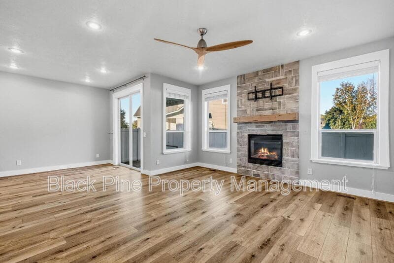 Meridian House: 335 East Ryegate Drive