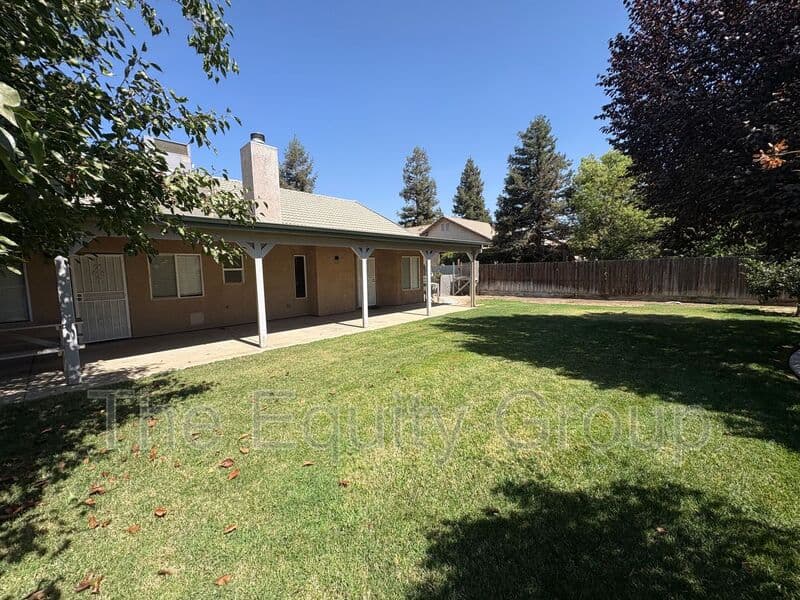 Visalia House: 2643 West Oakridge Ave