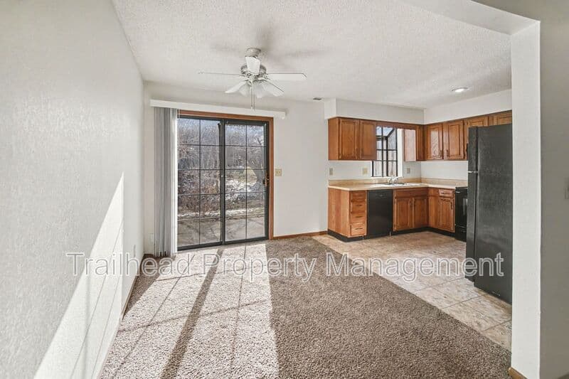 Blue Springs House: 410 NW Nottingham Lane