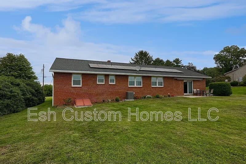 Lancaster House: 2208 Forry Road