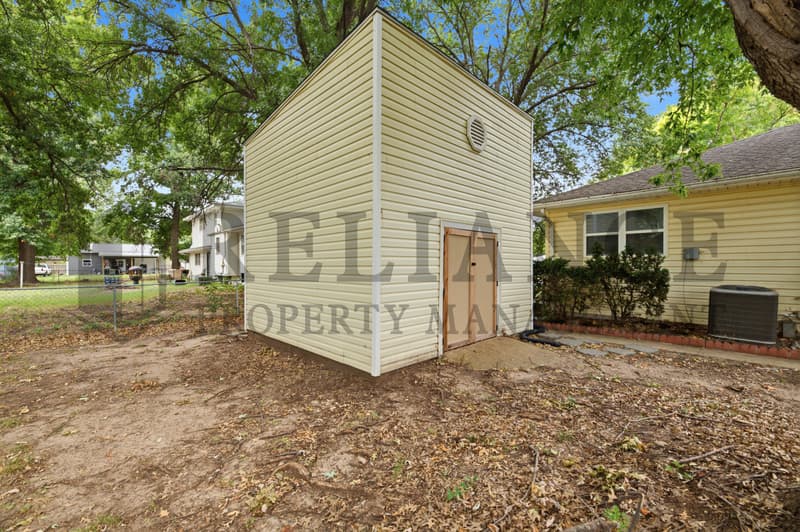Haysville House: 428 Peach Tree Lane
