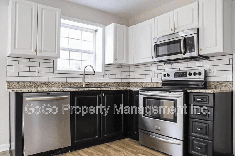 Simpsonville House: 105 Fairview Lake Way