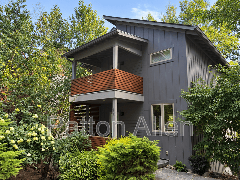 Asheville House: 92 Hibriten Dr
