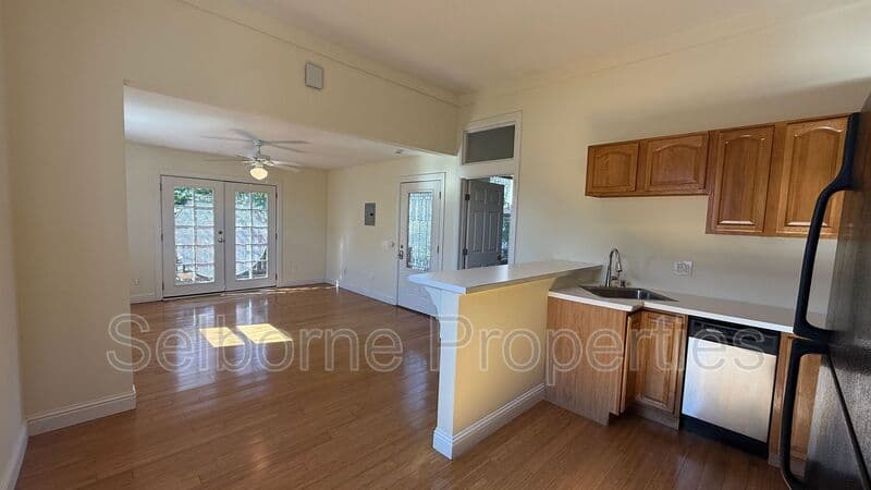 Oakland House: 1533B 9th St