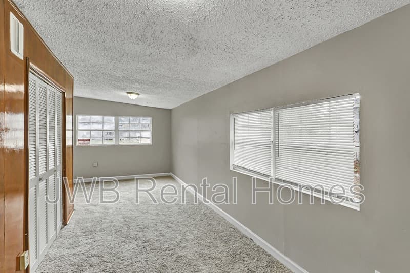 Jacksonville House: 10517 Ashby Rd