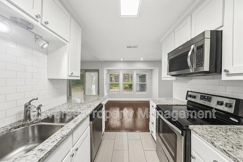 Bedford House: 2909 White Oak Ln