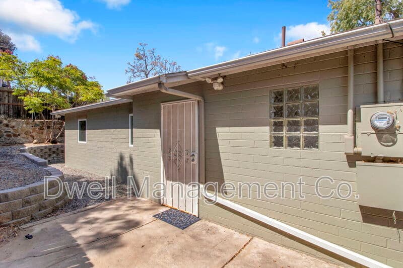 Spring Valley House: 9105 Rosedale Dr