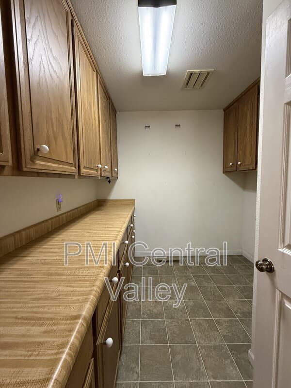 Modesto House: 1725 Edgebrook Drive