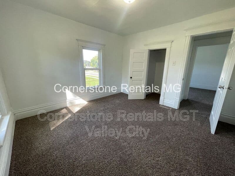 Valley City House: 656 E Main St