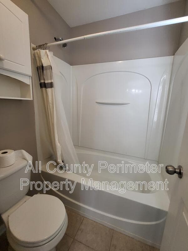 Acworth House: 915 Silver Lake Dr