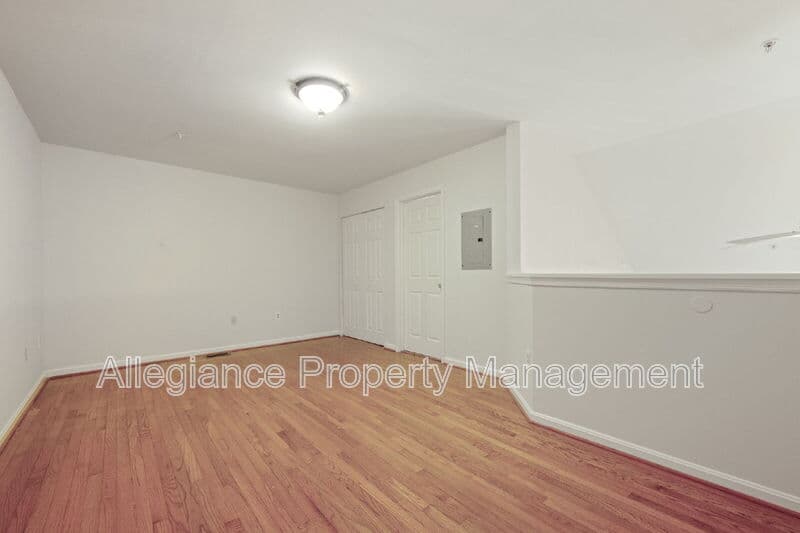 Woodbridge House: 13621 Garfield Place