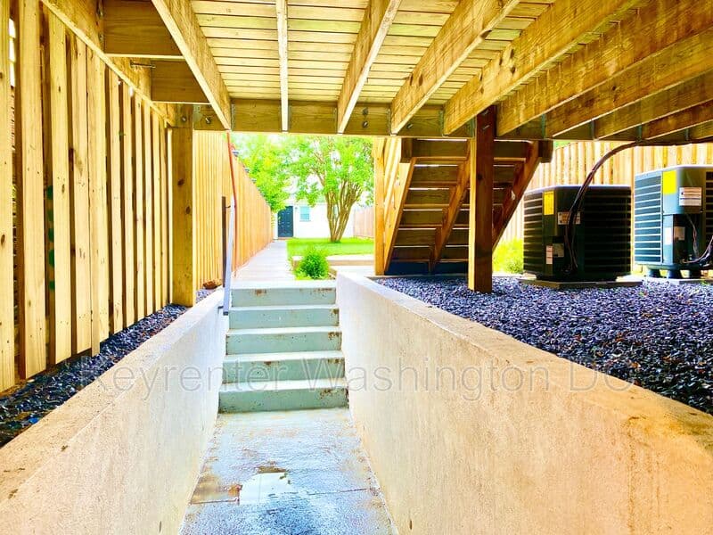 Washington Condo: 1618 Gales St, NE