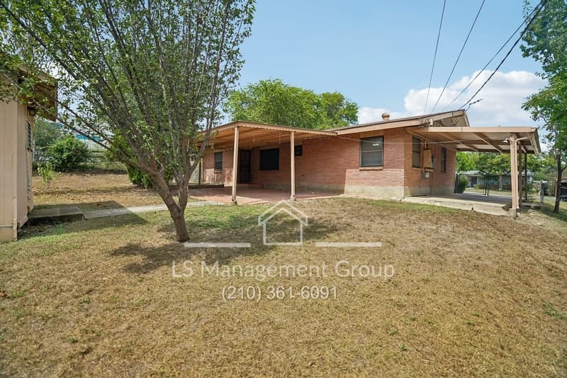 San Antonio House: 106 Springwood Drive