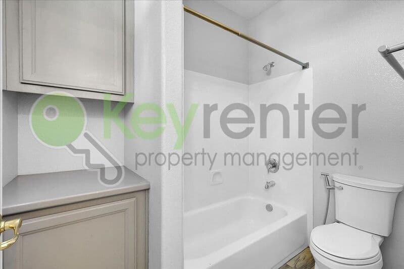 Lincoln House: 1740 Allenwood Circle