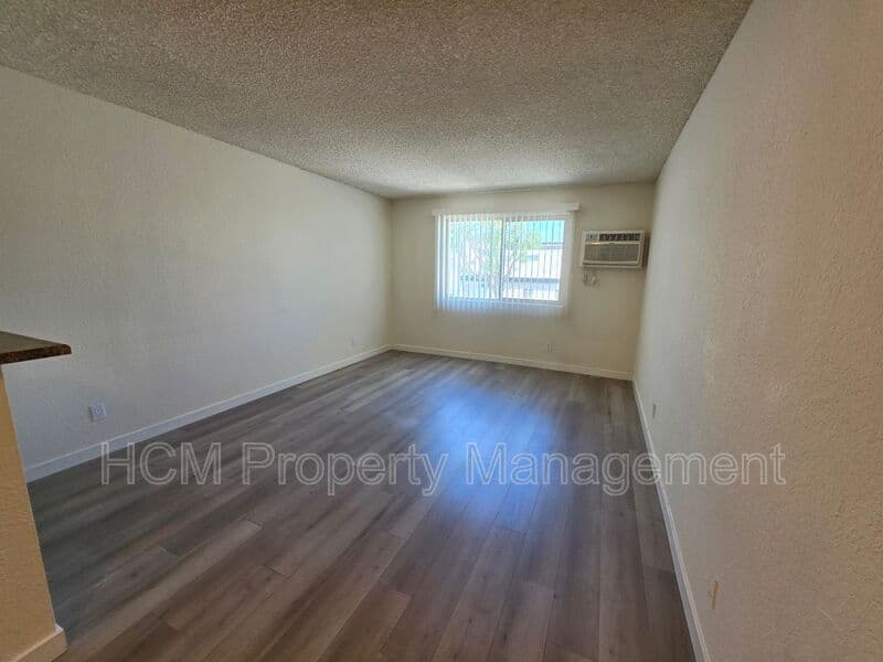 Panorama City House: 9216 Van Nuys Blvd