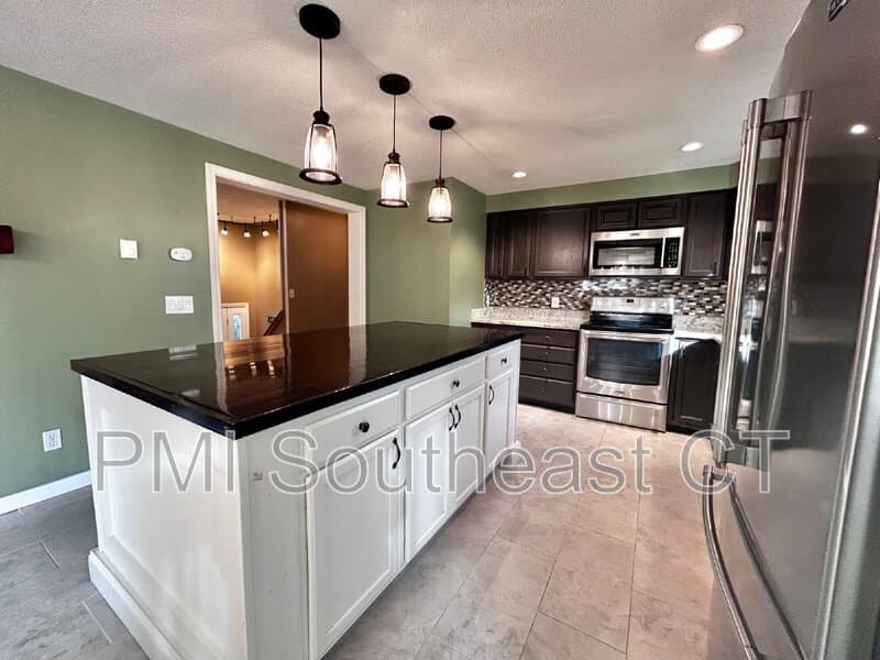 Mystic House: 250 Capstan Ave