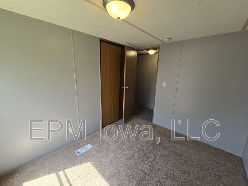 Cedar Falls House: 700 West Ridgeway Avenue Lot 630